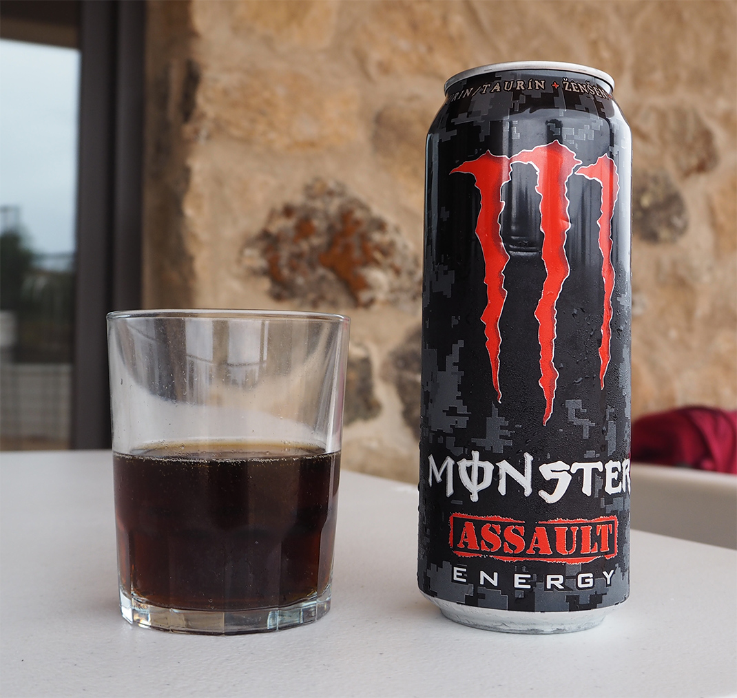 Vojenský Monster assault energy drink